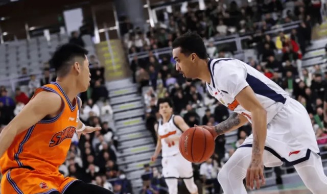 星空体育中国-上海男篮战胜广东男篮晋级四强，赛季三杀广东