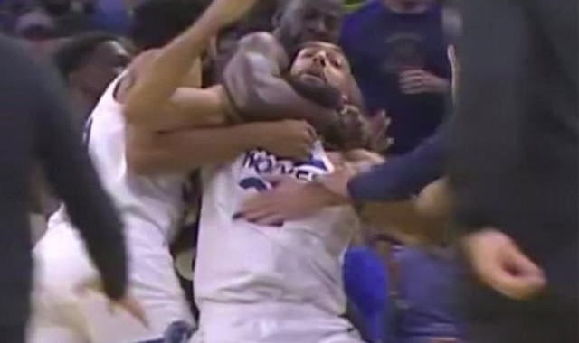 星空体育官网-0比0三人被驱逐！格林凶狠裸绞戈贝尔 NBA怎么罚？