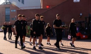 星空体育官网-杰拉德在安菲尔德球场外悼念若塔兄弟，并献上鲜花