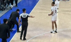 星空体育官网-大撒币四川球迷将一把钞票扔到场内 贝兹利帮忙捡起略显呆萌