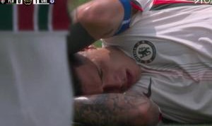 恩佐第26分钟突然躺在地上，队医进场处理