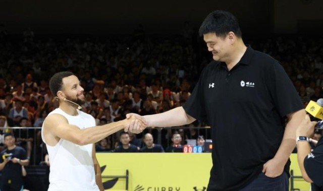 star sports下载-笑喷!库里中国行与姚明梦幻同框,1米88傻库当着2米26姚主席秀肌肉